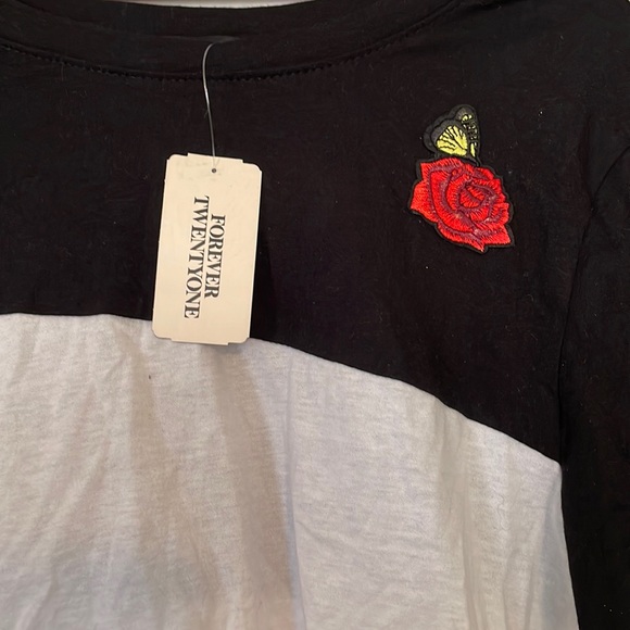 💥 NWT Custom crop top - Picture 2 of 3